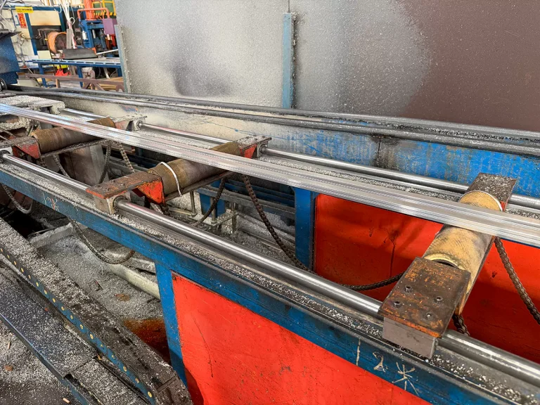Newly extruded aluminum profiles are transported on conveyor systems equipped with CALM heat-resistant felt rollers.