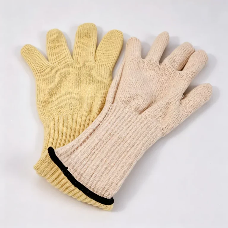 Knitted Kevlar heat-resistant gloves protect workers’ hands while maintaining excellent flexibility and dexterity