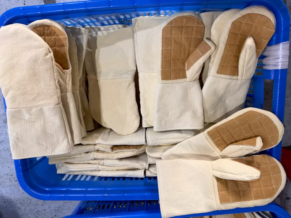 PBO-reinforced Kevlar heat-resistant gloves with reinforced palm protection, stored and ready for delivery in the warehouse