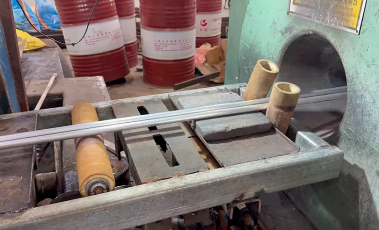Heat-resistant felt rollers are installed at the exit of aluminum extrusion lines to protect the surface of high-temperature aluminum profiles.