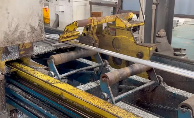 Heat-resistant felt rollers are installed at the exit of aluminum extrusion lines to protect the surface of high-temperature aluminum profiles.