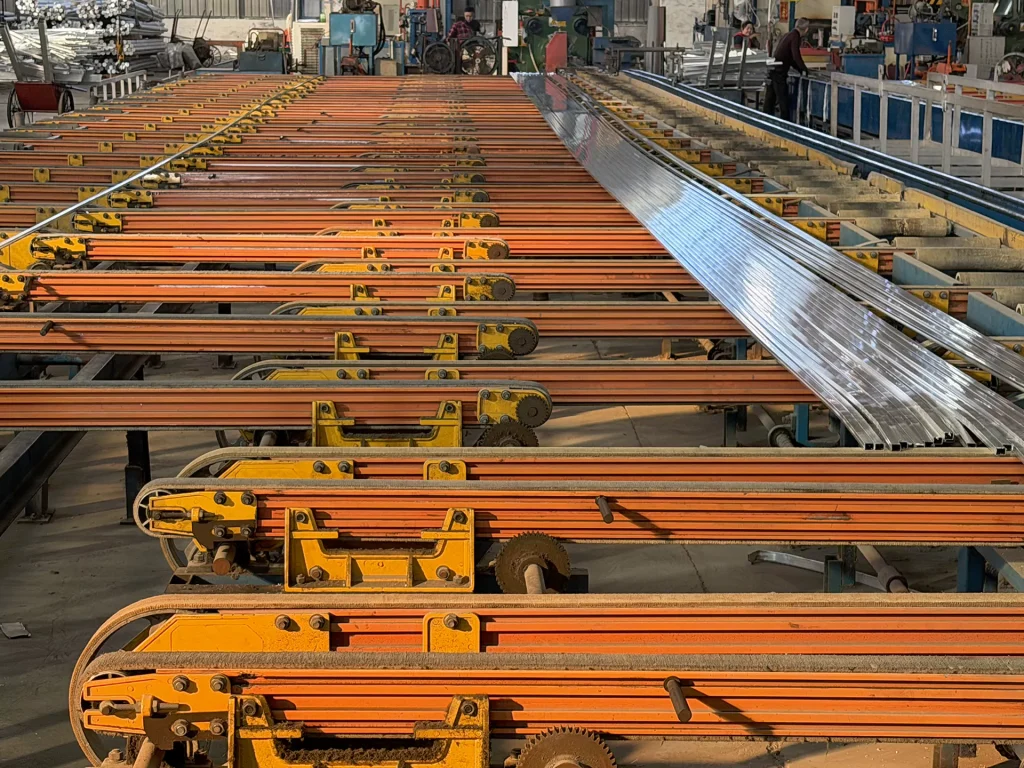 During the conveying and cooling stages, CALM high-temperature felt belts help protect aluminum profile surfaces from scratches, marks, and contamination.